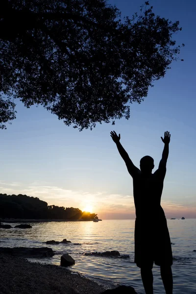 L'uomo che saluta il sole al mare Adriatico — Foto Stock