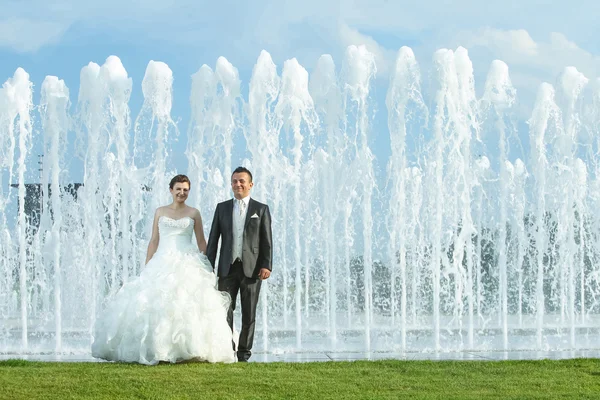 Bruid en bruidegom voor spray Waterornament — Stockfoto