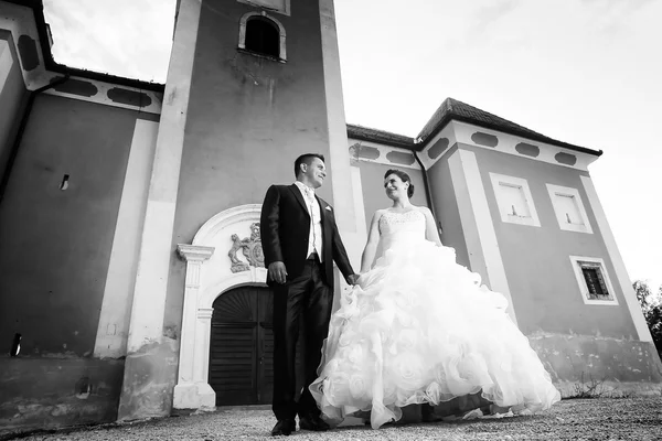 Recém-casados posando na frente do castelo bw — Fotografia de Stock