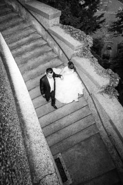 Yeni evliler taş yürüyüş bw adımlar