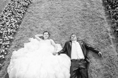 Gelin ve damat ile çim üzerinde yalan çiçekler bw