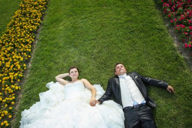 Gelin ve damat'ın bahçesinde çiçekler ile