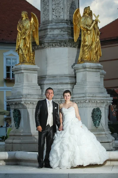新婚夫妇站在喷泉前 — 图库照片