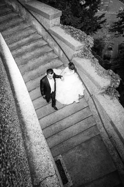 Yeni evliler taş yürüyüş bw adımlar