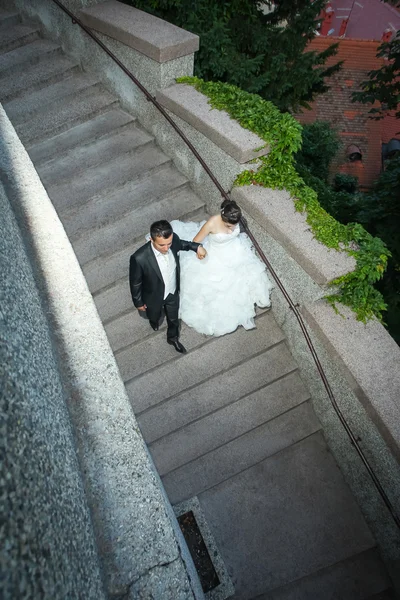 走在石阶上的新婚夫妇 — 图库照片