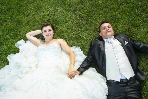 Gelin ve damat çimenlikte elele