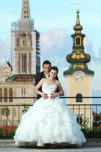 Bruid en bruidegom poseren in stad — Stockfoto