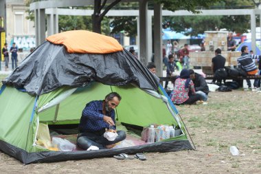 Suriyeli göçmenler Belgrad'da dinlenme