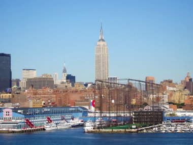 Empire State Building ve Hudson nehir Rıhtımı