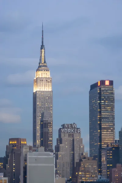 Empire State Building en New Yorker Hotel — Stockfoto