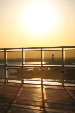 Özgürlük heykeli görünümü ile gemi çit