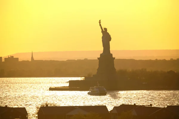 Liberty Statue on sunny day — Stock Photo, Image