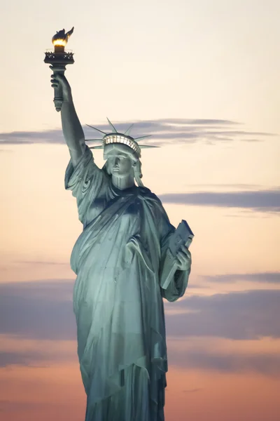 Estátua da Liberdade ao pôr do sol — Fotografia de Stock