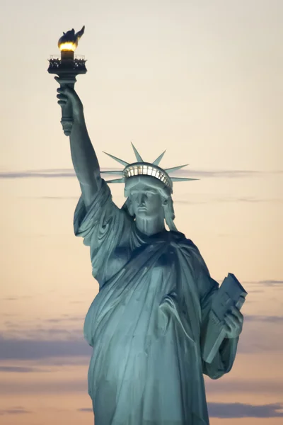 Estátua da Liberdade em Nova Iorque ao pôr-do-sol — Fotografia de Stock