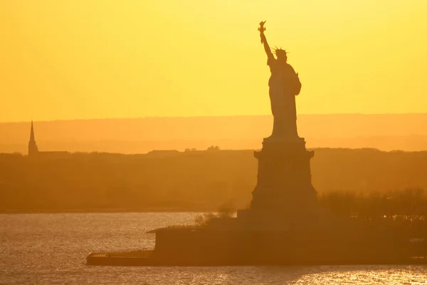 일몰에 뉴욕시에서 자유의 여 신상 — 스톡 사진