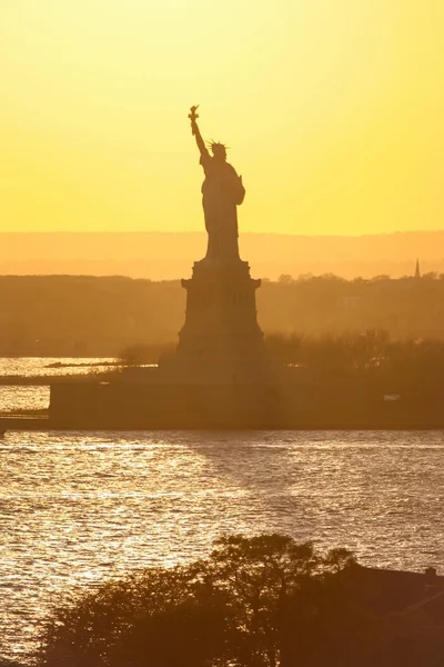 Estátua da Liberdade nos Estados Unidos ao pôr do sol — Fotografia de Stock