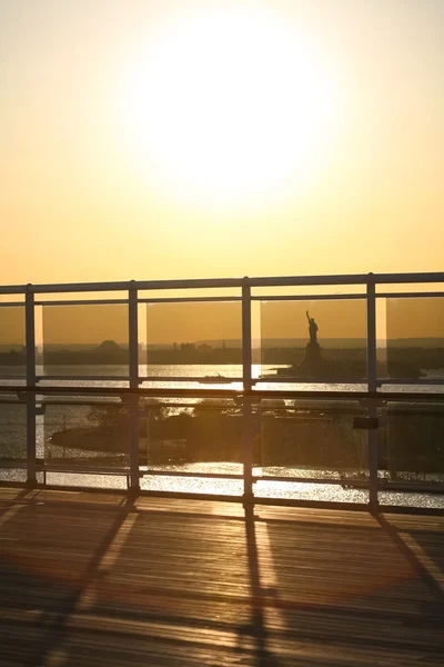 Pohled přes plot loď Socha svobody — Stock fotografie