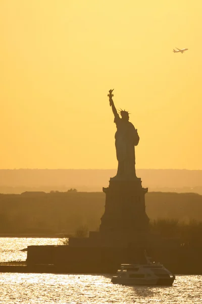 Човен поруч із статуя свободи — стокове фото