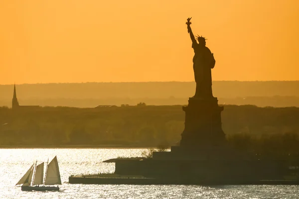 Boat sailing next to Statue of Liberty — Stock Photo, Image