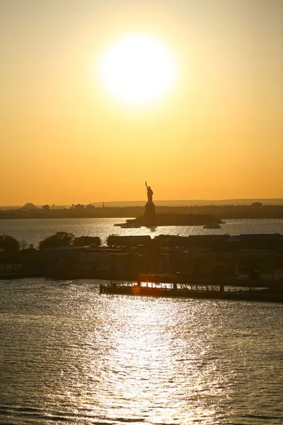 Estátua da Liberdade e pôr do sol em Nova York — Fotografia de Stock