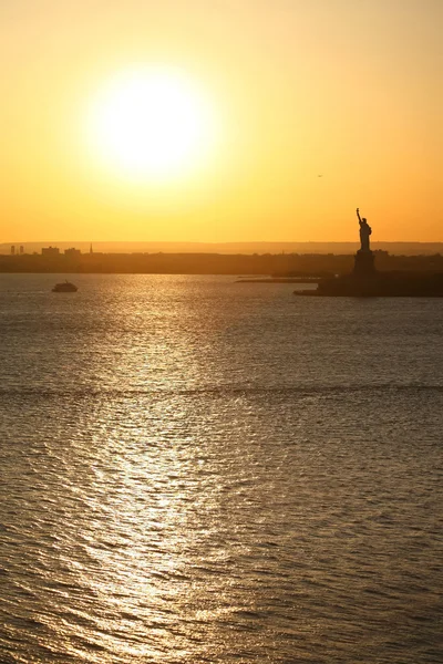 Estátua liberdade e pôr do sol — Fotografia de Stock