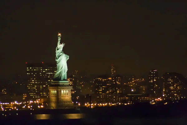 Estátua da liberdade à noite — Fotografia de Stock