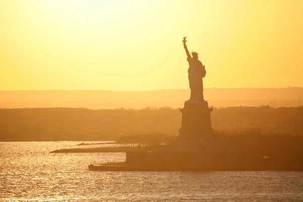 Gün batımında New York'taki Özgürlük heykeli — Stok fotoğraf