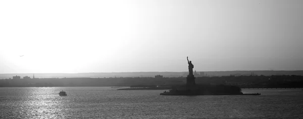 Freiheitsstatue in New York Panorama bw — Stockfoto