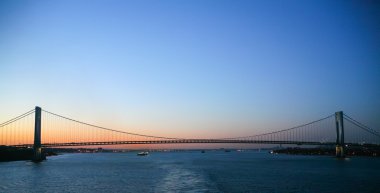 Verrazano Köprüsü günbatımında daraltır.