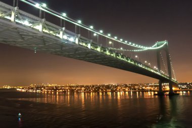 Verrazano daraltır köprü gece New York'ta