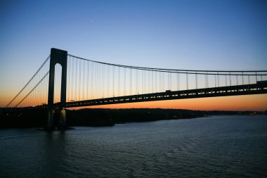 Gün batımında New York'ta Verrazano daraltır Köprüsü