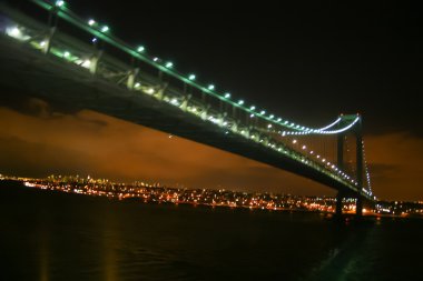 Verrazano Köprüsü geceleri daraltır.