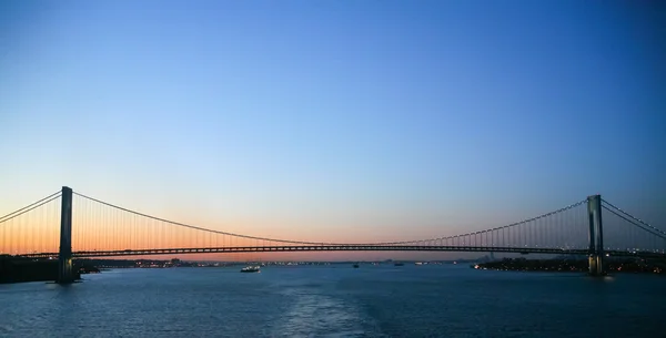 VERRAZANO narrows most na zachodzie słońca — Zdjęcie stockowe