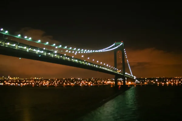 Verrazano Narrows Bridge en Nueva York por la noche — Foto de Stock