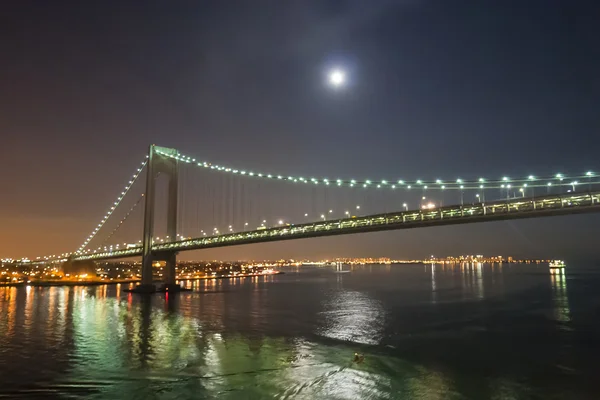 Verrazano estrecha puente por la noche iluminado — Foto de Stock