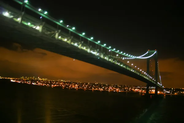 Verrazano Köprüsü geceleri daraltır. Stok Fotoğraf