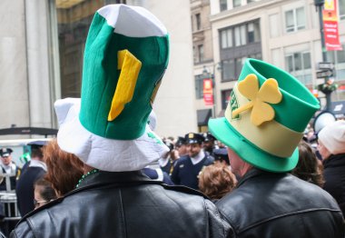 Saint Patricks Günü Yürüyüşü şapkalar