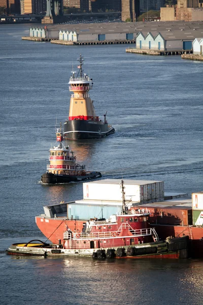 Vlečných člunů s nákladem v East River — Stock fotografie