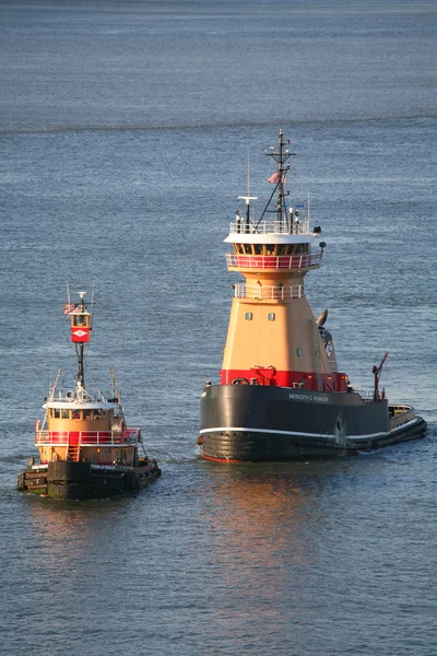 Two tugboats in East River — Stock Photo, Image