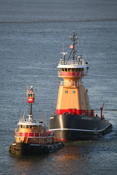 Two tugboats sailing in East River — Stock Photo, Image