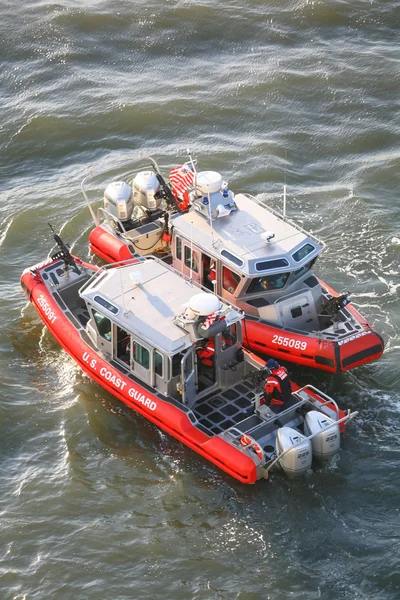 Dois barcos a motor da Guarda Costeira dos EUA em East River — Fotografia de Stock