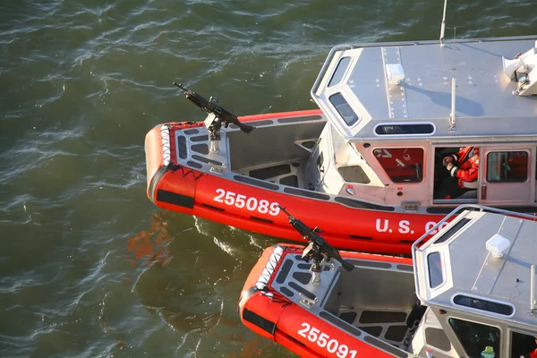 Dois barcos a motor da Guarda Costeira dos EUA — Fotografia de Stock