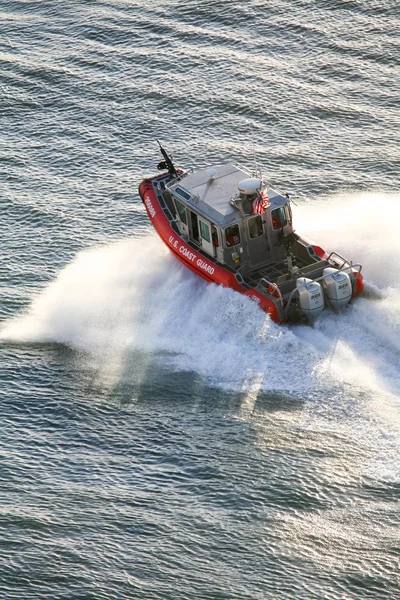 US Coast Guard barco a motor à vela — Fotografia de Stock