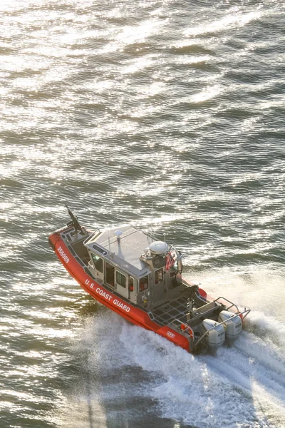 Velero de la Guardia Costera de Estados Unidos en East River —  Fotos de Stock