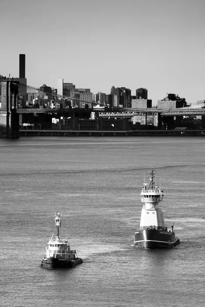 Reinauer rebocadores em East River bw — Fotografia de Stock