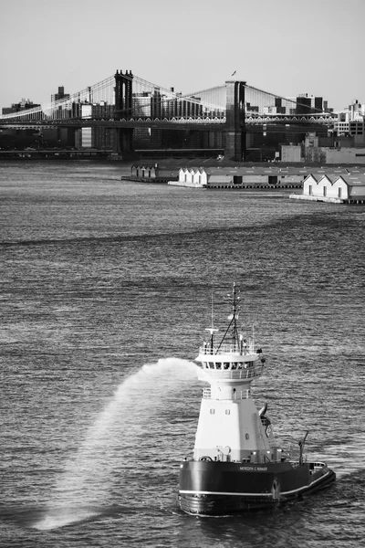 Tugboat in East River bw — Stock Photo, Image