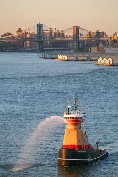 Bogserbåt i East River — Stockfoto