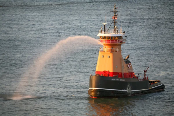 Tugboat spraying water — Stock Photo, Image