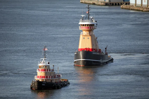 Tugboats in East River — Stock Photo, Image