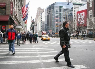 Manhattan 'da yürüyen insanlar